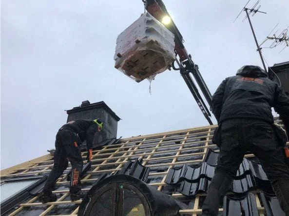 Kran och palleverans i regn