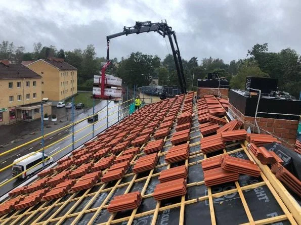 Kran och pannor på hyreshus