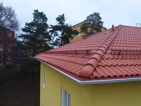 Terrakotta takpannor vid takfot