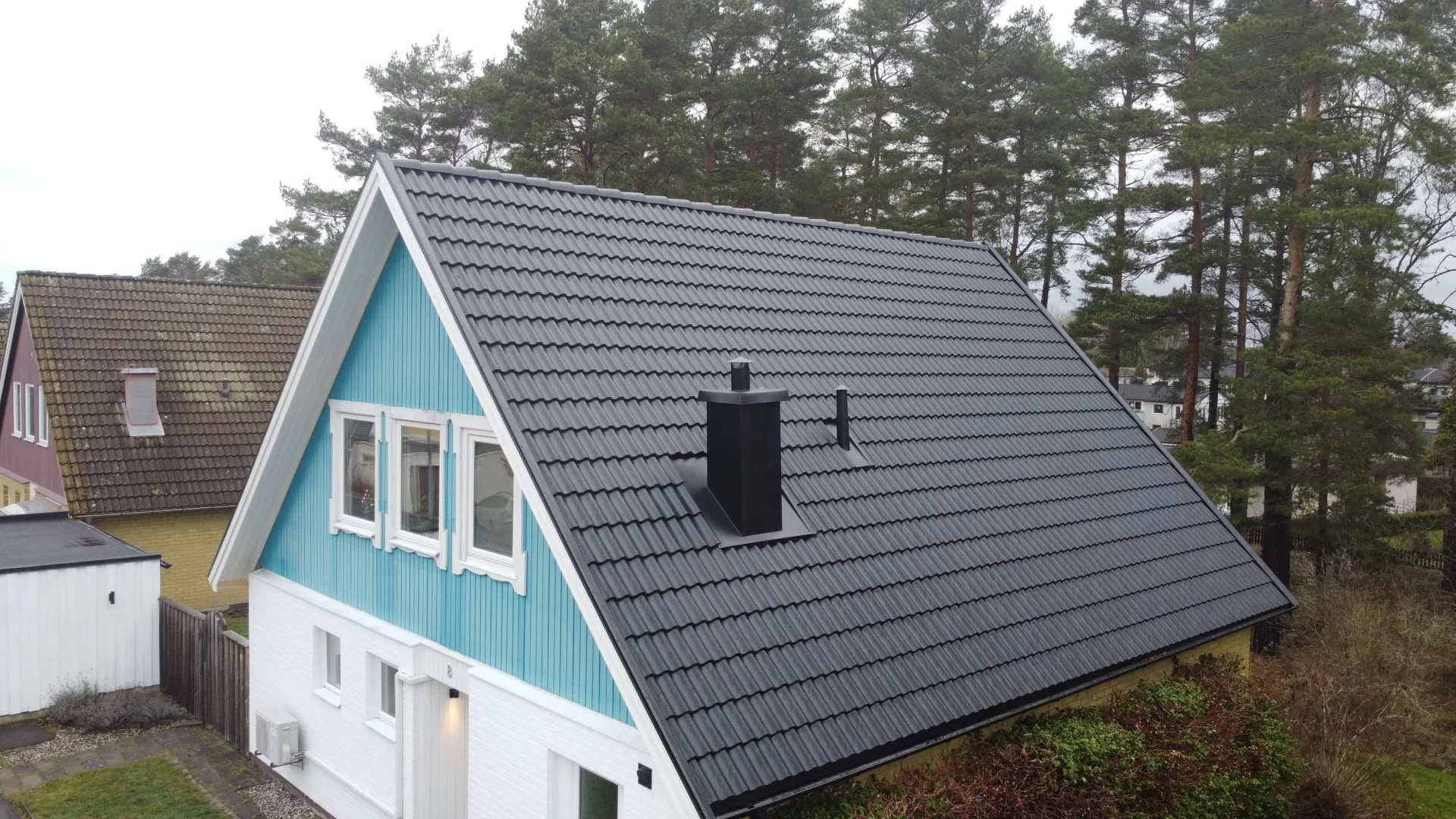 Turkost hus med mörka takpannor
