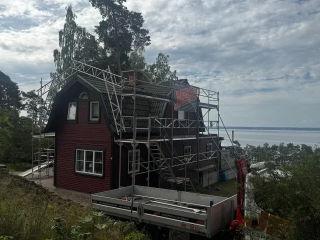 JBE Takspecialisterna utför takarbete på rött hus